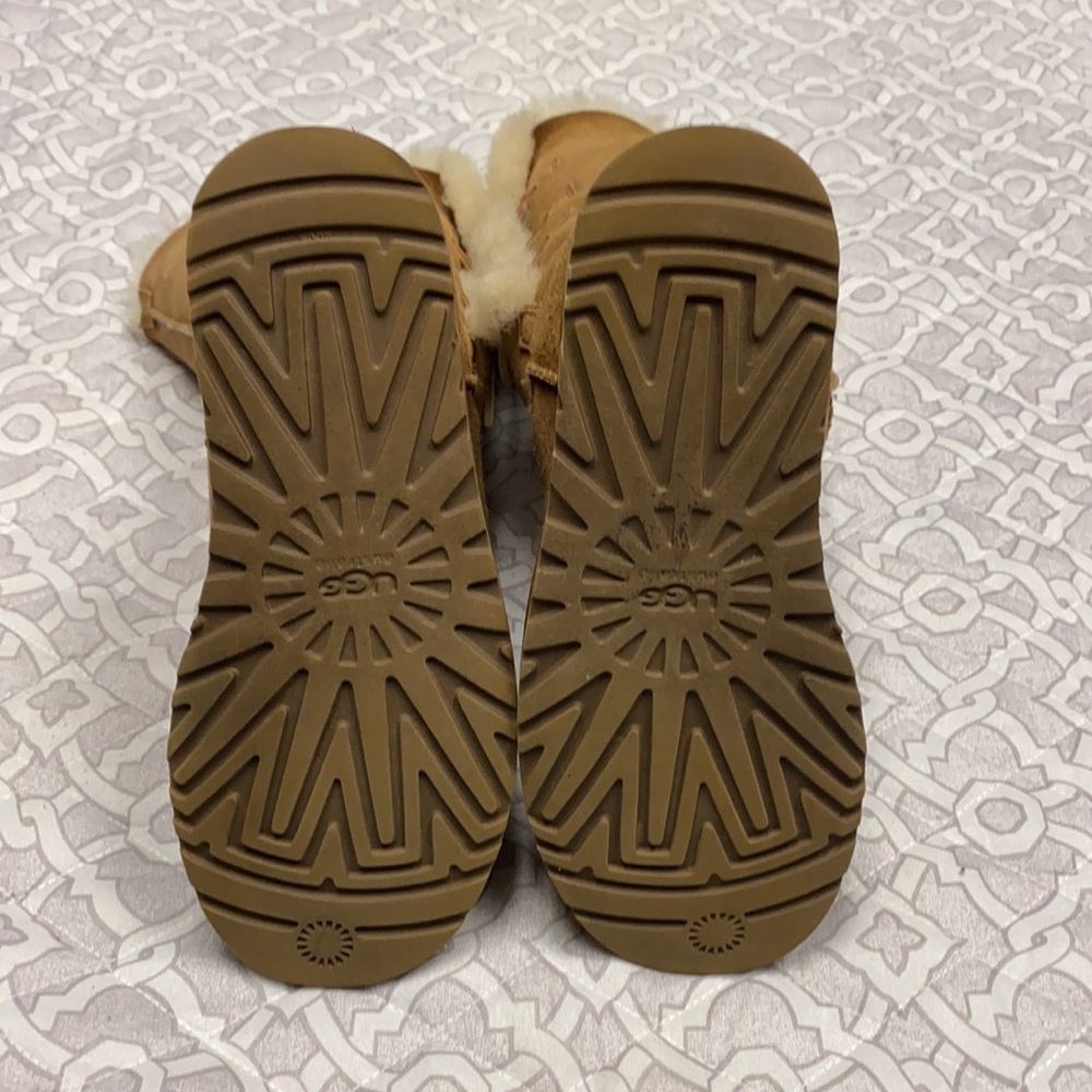 Ugg Bailey Boots. Size 7 - Picture 5 of 13